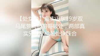 美容店上班的女友，今儿休息，在客厅玩男朋友的鸡巴，妖艳的颜值骚货！