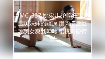 竟然发现最靠里躲着一个妹子偷偷在手淫