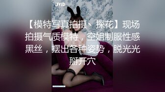 校园霸凌-扒光女生衣服强迫她坐地上叉开双腿充分暴露阴部,另一个女生用棍子插她逼