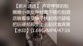 年龄不大却很骚00后嫩妹子，无毛极品肥穴假屌猛捅，骑乘抽插高潮出水，掰穴特写扣弄，小穴很紧致淫骚