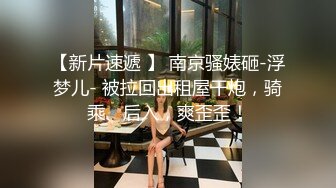 深夜趴在墙头冒死偷拍 隔壁邻居家的儿媳妇下班回来洗澡