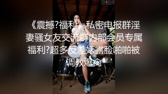  红裙美女换上制服居家操逼，扶着男友大屌吸吮，边舔边自摸骚逼，怼着小穴一下挺入