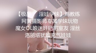 【小少妇的血逼】这是破处还是在搞大姨妈弄了一逼血，大哥还给舔蹭一脸看狼友看真他么喜庆，爆草抽插呻吟不断