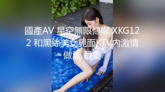 商城女厕偷拍 身材小巧的小妹子 玩手机屁股都要掉到便坑里去了