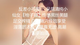  无毛肥逼妹子黑色网袜假屌自慰啪啪，抬起双腿猛操上位骑乘