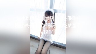  《换妻俱乐部泄密》中年大叔带着丰满的老婆酒店玩4P狂欢