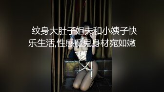 贵在真实，爬墙偸窥隔壁邻居苗条女儿用水舀子洗澡，皮肤白嫩黑森林浓密，最后被发现了赶紧撤