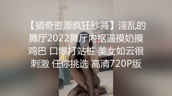  深夜的少妇勾搭小哥互动车震，主动抓着小哥的手揉捏自己的骚奶子