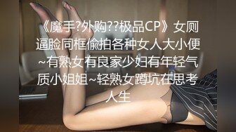 现在的学生妹子，真的是放得开,大白天楼道里就直接给口上了,容颜很清纯的妹妹