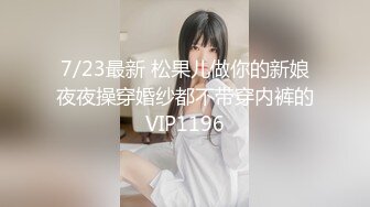 长裙靓女和男友开心逛街。一次性透明内内前后CD