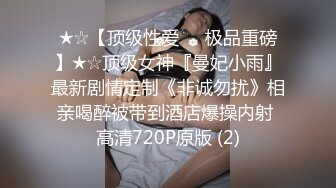 两男一女苗条妹子3P多种姿势激情大战，后面抱着屁股骑乘抽插，嗯嗯嗯好痛边操边口交，花样姿势操的一直呻吟