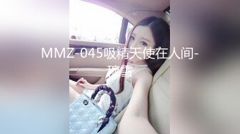    上面在玩吃鸡下面美女吃JB ，极品美女趴在桌子下口交 ， 顶级蜜桃臀 ，骑乘抽插