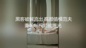 窗外偷拍邻居家眼镜妹洗澡,脱光衣服坐在马桶上玩手机