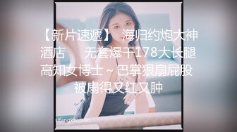 丰乳肥臀两个极骚墨镜美女双女诱惑，柔软白嫩奶子，粉嫩骚穴好痒受不了，一直浪叫没男人操，灵活舌头互舔伸进洞洞