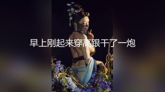 黑丝小妹激情3P，全程露脸被两个小哥床上疯狂蹂躏，性感的小嘴温柔的舔弄大鸡巴，多体位蹂躏抽插，呻吟可射