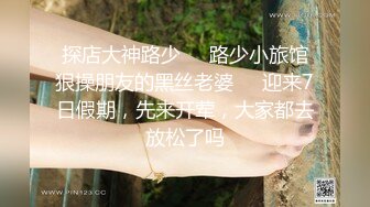 骚逼女友~拿着手机拍下被我后入淫荡的骚样子~嗯嗯啊啊，呻吟娇喘太骚啦！！