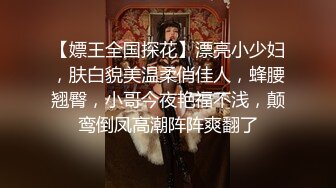 美容院的骚逼技师露脸偷偷的玩耍，给顾客服务期间自己跑到另外的屋子里诱惑狼友全裸露奶子自己抠逼浪荡呻吟