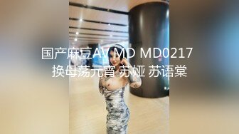 两个青春妹妹外出姐姐约大鸡巴男友来家里做爱，啪啪正猛力抽插操穴三姐妹一起享受高潮