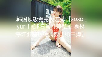 【新速片遞】粉嫩的少女露脸大秀直播，听狼友指挥脱光光在床上诱惑狼友，撅着屁股掰开骚逼给狼友看，互动狼友撩骚不断