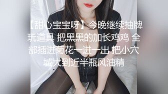 阿姨很忙看着自己的骚女儿在床上被大哥爆草抽插，陪狼友互动撩骚吃女儿奶子，口交大哥的鸡巴激情上位真骚啊