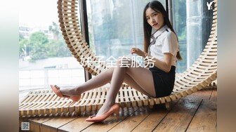 美女上厕所被人硬干,家中休息时又被物业插逼