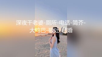 美女穿着短裙公园直播跟粉丝互动