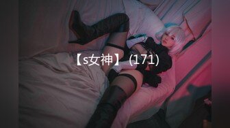 【新片速遞】 高颜值两大美女❤️赤身裸体把小哥伺候得舒舒服服~亲亲双倍快乐❤️小哥艳福不浅~这也忒爽啦！