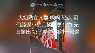 圓框眼鏡文靜學生妹躲在衛生間偷偷摸摸果聊，白凈小吊帶下誘惑肉體