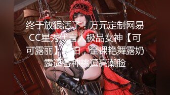 00后嫩妹脱光光贫乳翘起屁股看穴，给炮友带上套子插入