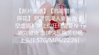 露脸跟拍抄底超短裙大屁股没穿内裤的妹子