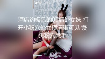 《国模极品泄密》新手尺度直接封顶，长沙某艺校毕业气质美女【可咪】私拍女体，长发苗条身材夹子不错，摄影师水下拍逼4K