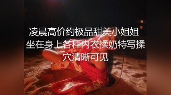 科技园女厕皮肤腻白大长腿偏分头尤物??风骚丁字裤夹到狭长穴缝里了