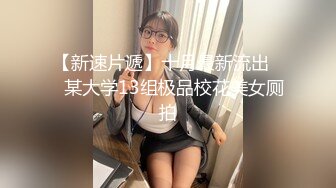 她在她的 cosplay 服装中方便地打开她的湿猫，以便进入您的公鸡。她穿着性感的衣服骑着你反复高潮。