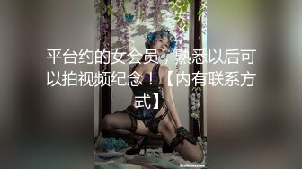 8月最新流出 顶级手持厕拍 写字楼女厕近距离拍逼眼镜白领美女点颗烟进厕所