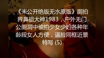 《未公开绝版无水原版》厕拍界鼻祖大神1983，户外无门公厕洞中偸拍少女少妇各种年龄段女人方便，逼脸同框近景特写 (5)