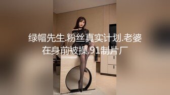 窗口偷窥两个大学嫩妹子在卫生间尿尿 洗漱