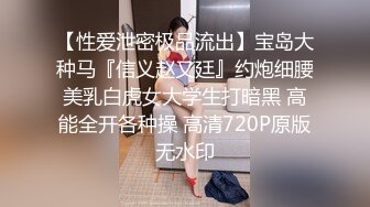 KTV厕所偷拍喝醉的美女趴在马桶上吐 来个捡尸的屌丝男把她内裤脱了想上她