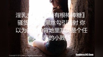 商场抄底漂亮的大美女 小内裤挡不住调皮的小B毛出来透透气