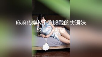   某医院上夜班的小护士好骚啊，在狼友的调教下脱光了激情大秀，无毛骚穴逼里塞着跳蛋，在休息床上自慰舔淫水