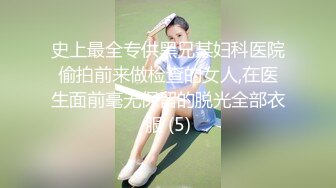 整蛊上厕所的学妹，看到她的阴穴里吊着一根线，正想伸手进去拿掉，就被打手 你干什么呀~~