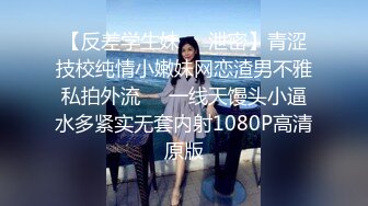 YC商场抄底喜欢拍照绿裙子小女神 弯腰抬腿时印花内裤一览无余