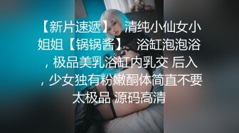 熟女的疯狂风骚的大姐勾搭两个院里乘凉的大爷玩起了3P，小院里脱光轮流伺候两大叔口交啪啪玩得还很尽兴