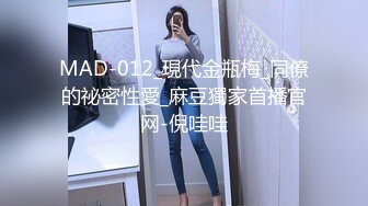 七月新流出商场女厕偷拍美女尿尿俯视角度胸口挂个墨镜的花裙气质美女