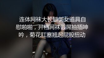  极品颜值美女小鱼干！外表甜美骚的很！脱光光炮友玩穴，侧入抽插无毛小穴