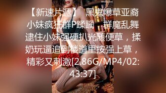 逼逼都流血了这娘们还玩呢，全程露脸大秀直播跟狼友发骚，揉奶玩逼边擦边玩看特写，大粗黄瓜坐插菊花好刺激