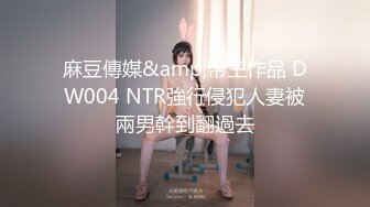  新流出民宿酒店偷拍 逼毛浓密性感苗条美女边看手机边自慰勾引男友来啪啪还没草就流白浆了