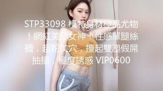 专注人前露出与路人同框美腿女神GI9ZA视图集，公园超市广场哪人多往哪去和老登一起锻炼 (4)