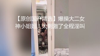 集体宿舍内带好姐妹一起直播赚外快，跟狼友互动撩骚，听狼友指挥漏奶又漏逼，带上口罩激情大秀，揉奶玩逼