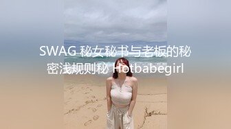 新来的清纯小美女和好姐妹在一张床上被大哥调教，扒光了揉奶玩逼，带上套子就是疯狂抽插爆草，射完了还抠逼