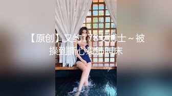 厕拍大神潜入美容医院女厕后拍美女上厕所❤️样子斯文的眼镜护士小姐姐